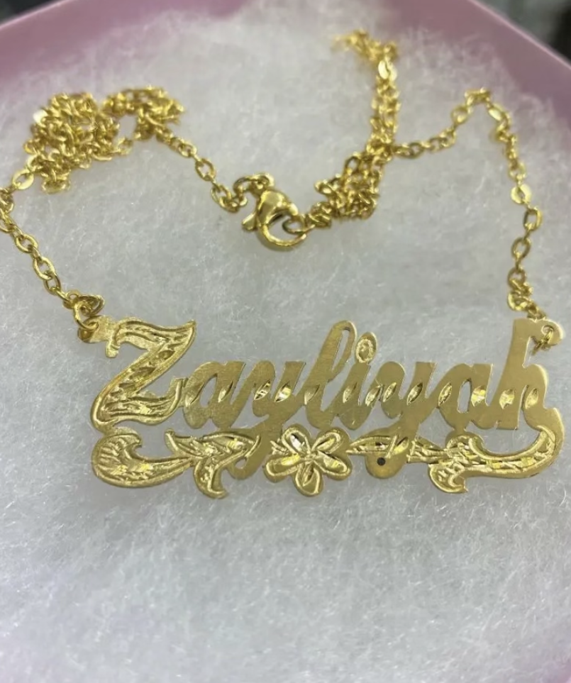 “personalized gold nameplate necklace for women”